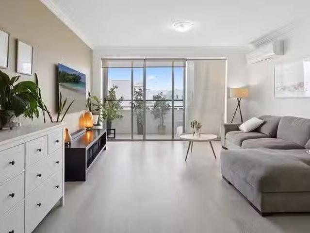 Charming 1 BR 174/1 7 Moores Crescent, Varsity Lakes, QLD 4227
