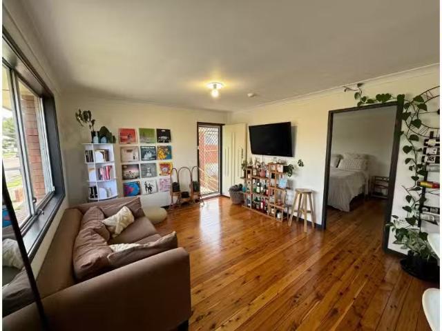 Cheap 1 BR 1/22 Railway Rd, New Lambton Apartment for rent Li.