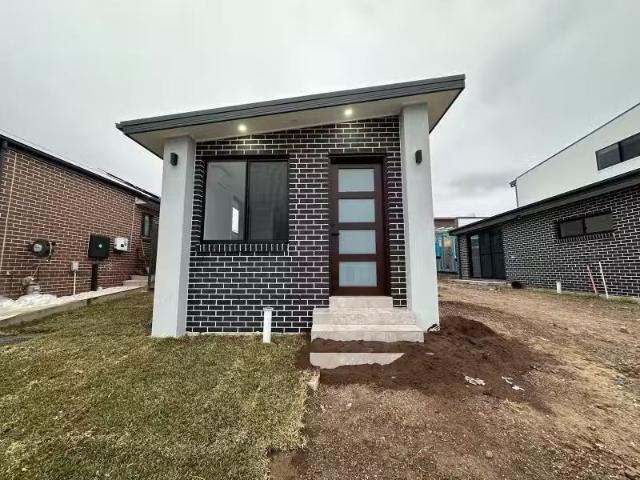 Unique 1 BR 23 Burgmann Street, ORAN PARK House for rent List.