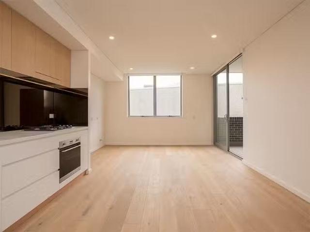 Deal! 1 BR 309/23 25 Rosebery Avenue, Rosebery Apartment for r.