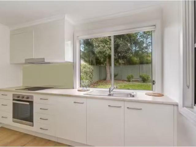 Unique 1 BR 32A Lucinda Avenue, Wamberal Apartment for rent L.