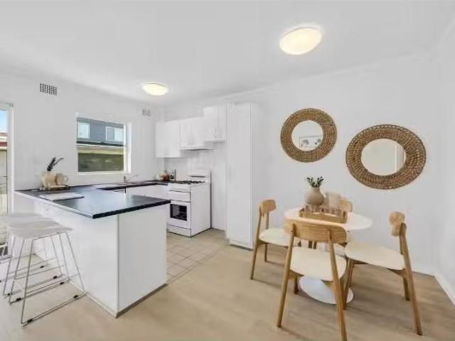 Nice 1 BR 33 Cavill Street, Freshwater Apartment for rent Lis.