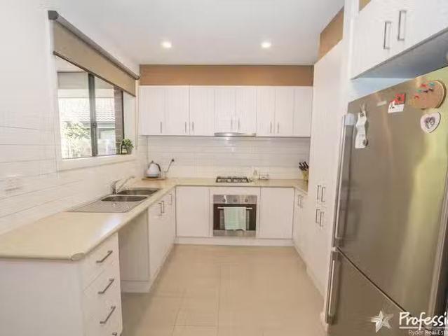 Just in! 1 Cheviot Court, Melton West, VIC 3337