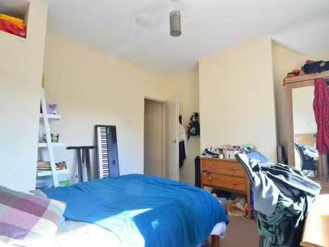 Cheap 1 Room Entire Place·4B1B···9 Gristhorpe Road 4 Bedroom 1.