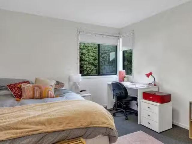 Deal! 1 Room Student Village North Ryde 5 Bedroom Apartment.