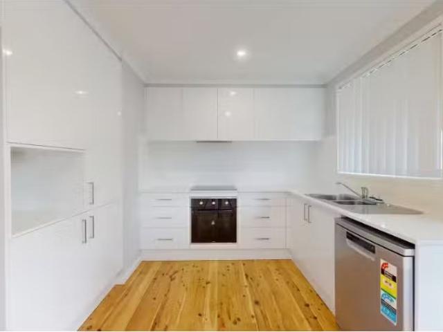 Cheap 1 Yvonne Close, Jewells House for rent Listed by Leah J.
