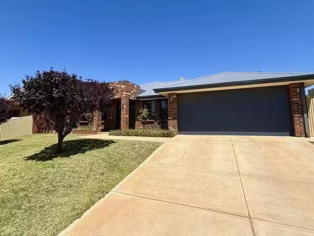 Charming 23 Riverina Way, Hannans, WA 6430