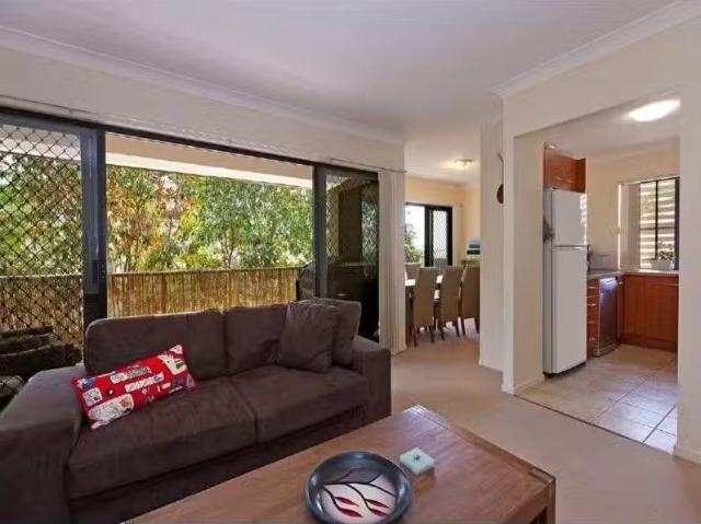 Unique 2/102 Pashen Street, MORNINGSIDE, QLD 4170 Apartment.