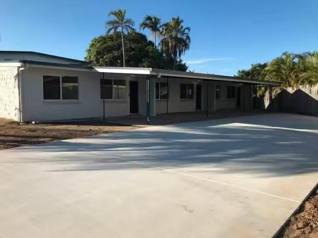 Charming 2/10 Cumberland Avenue, Slade Point, QLD 4740
