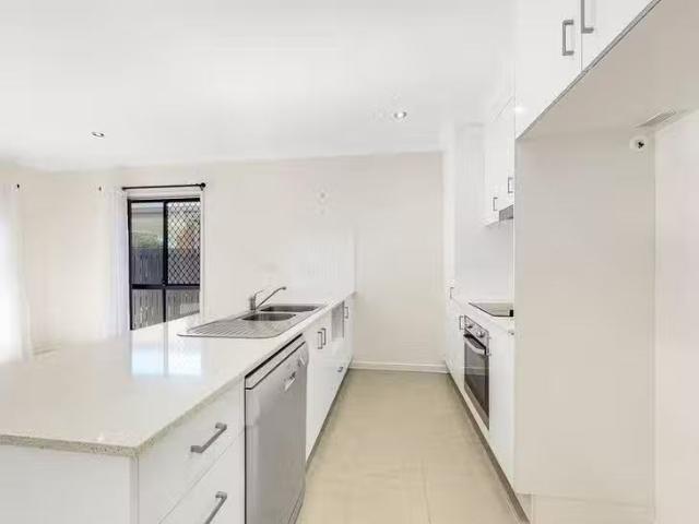 Unique 2/12 16 Elphinstone Street, Berserker, QLD 4701