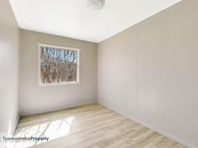 Just in! 2/12 Jean Street, Harristown, QLD 4350