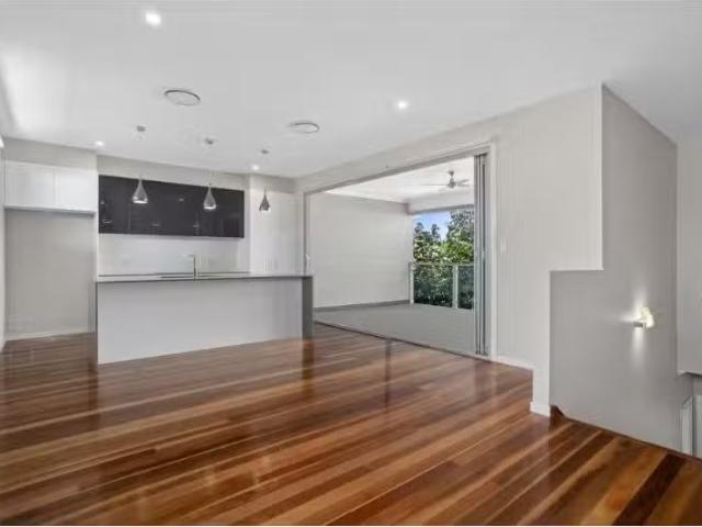 Just in! 2/143 Watson Street, CAMP HILL Townhouse for rent Li.