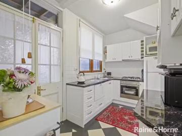 Unique 219 George Street, BATHURST Townhouse for rent Listed.