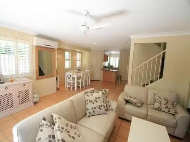 Cozy 2/19 Mason Street, Southport, QLD 4215