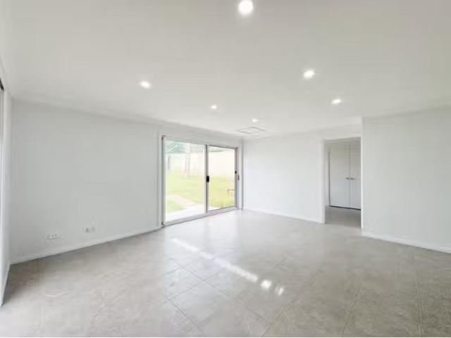 Unique 21 Womra Crescent, GLENMORE PARK House for rent Listed.