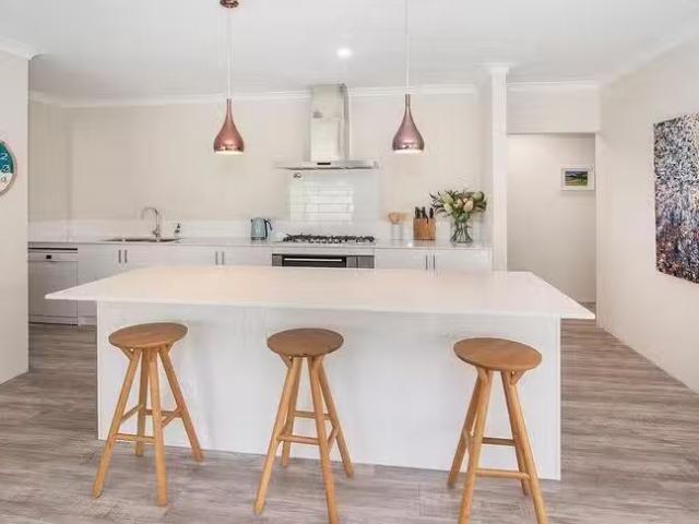 Charming 21 Kawana Boulevard, Dunsborough, WA 6281