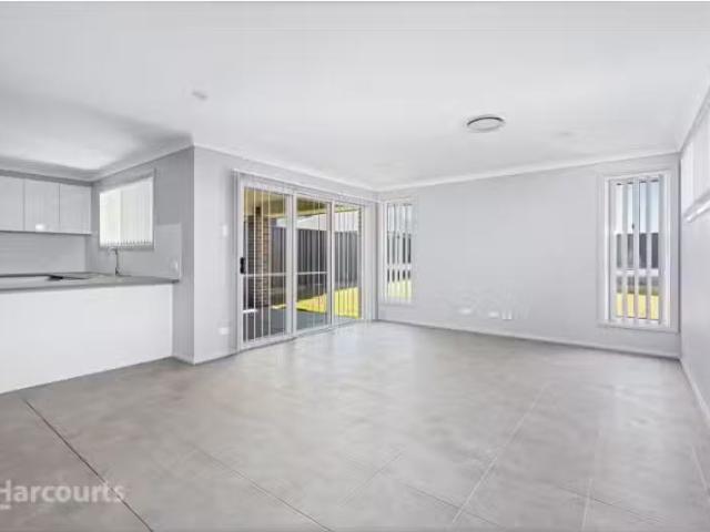 Charming 21 Mountain Ash Street, CALDERWOOD House for rent Li.