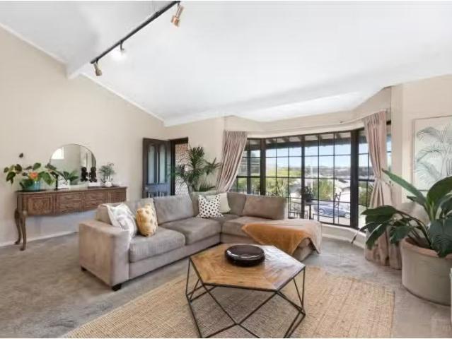 Cheap 21 Parkview Street, Miranda House for rent Listed by Ch.