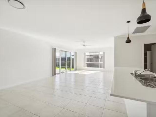 Cheap 21 Spring Way South, Nikenbah, QLD 4655
