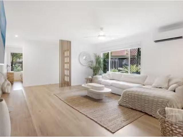 Charming 2/20 Mollys Place, CURRUMBIN WATERS Townhouse for ren.