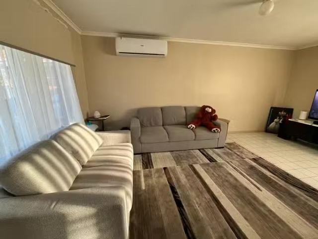 Nice 2/23 Oakdene Grove South, Altona Meadows VIC 3028
