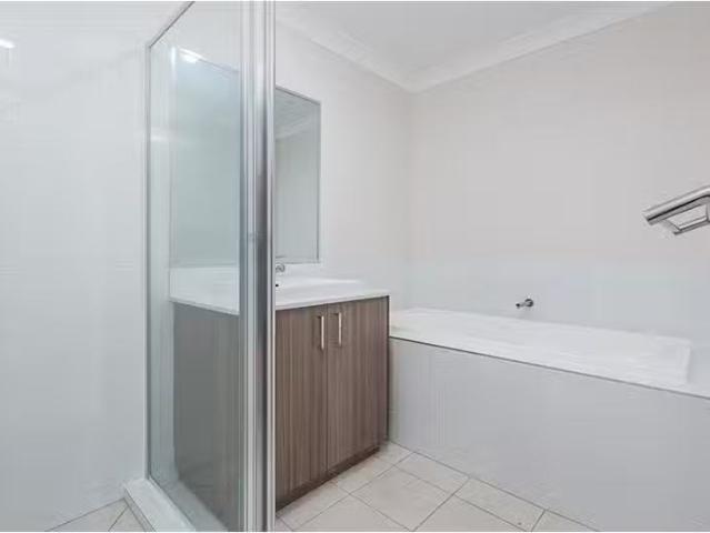 Nice 2/29 Lancaster Street, Thornton Townhouse for rent Liste.
