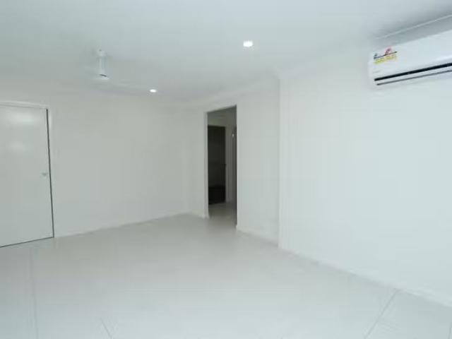 Nice 2/2 Honeybee Lane, Burnside, QLD 4560