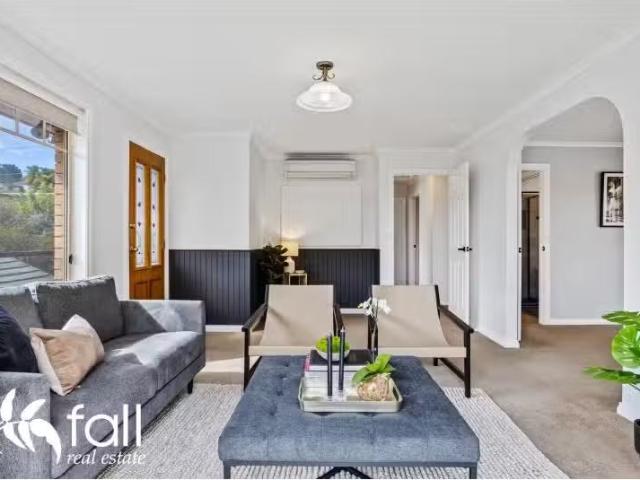 Cozy 2/39 Montagu Street, LENAH VALLEY Townhouse for rent Lis.