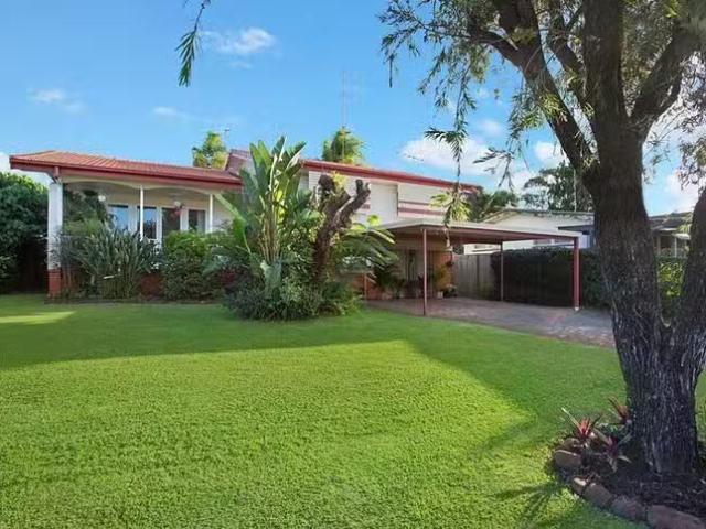 Just in! 27 Ilkinia Avenue, Broadbeach Waters, QLD 4218