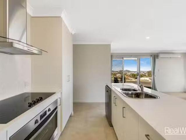 Nice 2/41 Barlow Street, Cranley, QLD 4350