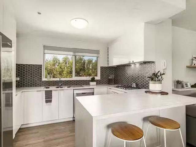 Deal! 24/1 Gatehouse Drive, Kensington, VIC 3031