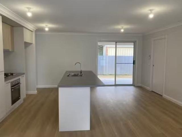 Deal! 2/422 English Avenue, Lavington Townhouse for rent List.