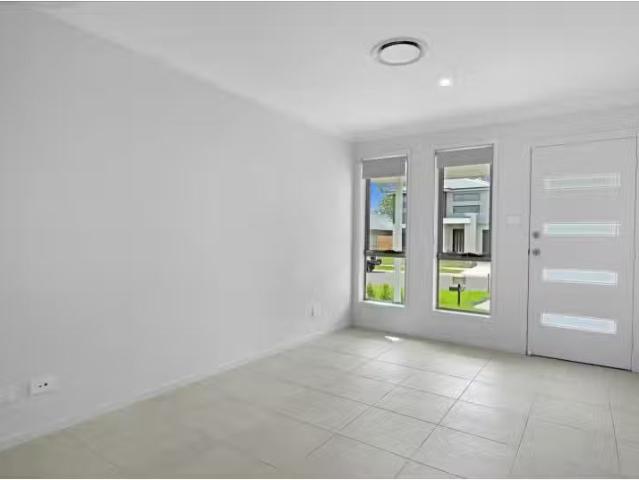 Charming 24 Annaliese Street, Chisholm Townhouse for rent Lis.