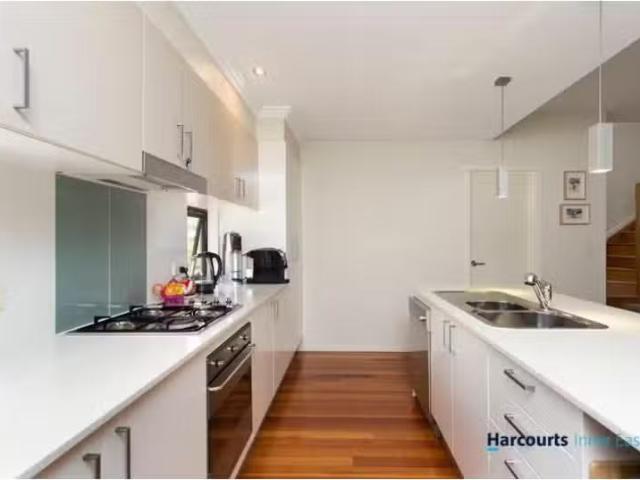 Cheap 2/4 Kates Street, MORNINGSIDE Townhouse for rent Listed.