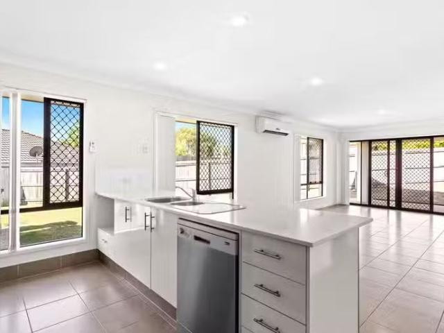 Nice 24 Lachlan Lane, HILLCREST, QLD 4118 House for Rent