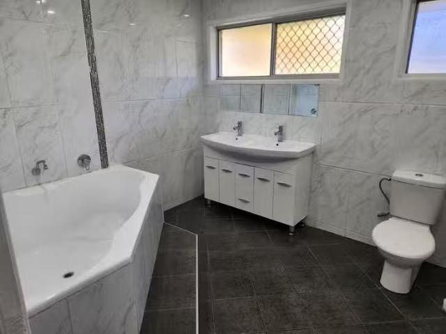 For Rent! 255 Bloomfield Street, Cleveland, QLD 4163
