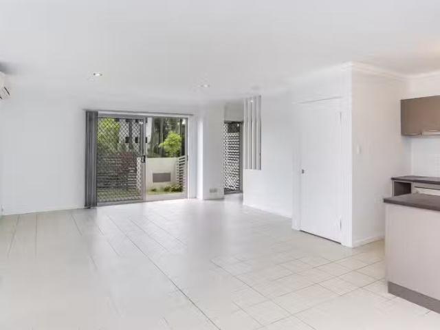 Cozy 2/55 Thomas Street, GREENSLOPES, QLD 4120 Townhouse for.