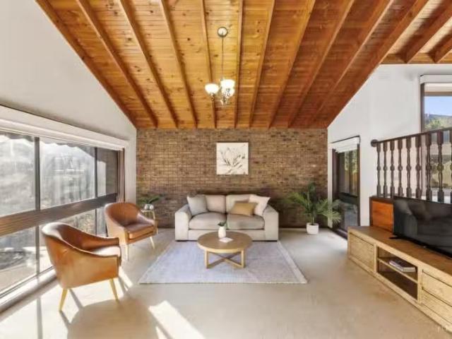 Deal! 2/5 Fortune Street, Box Hill North VIC 3129 Unit Auction