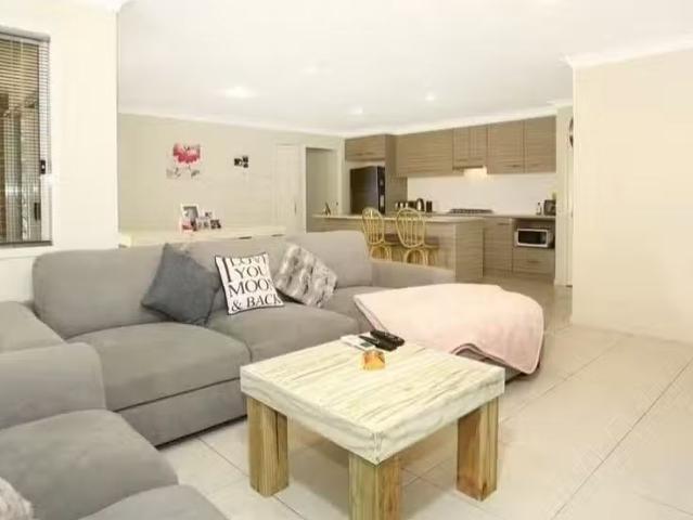 Unique 25 Gidgee Court, MOLENDINAR, QLD 4214 House for Rent