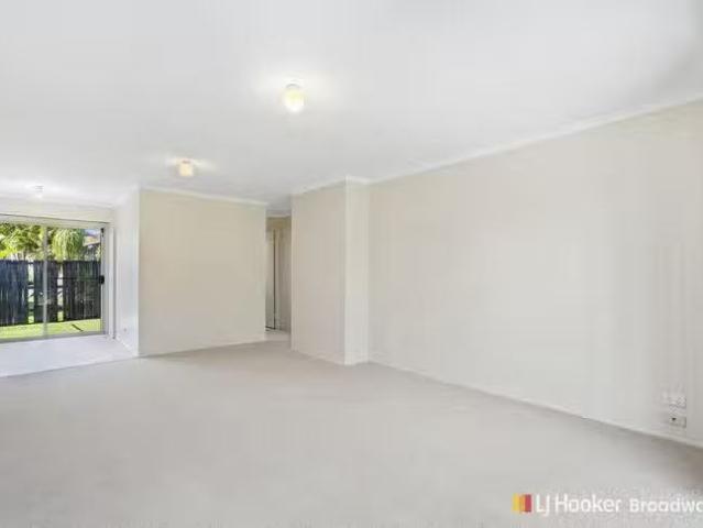 Nice 2/5 Melanie Place, Labrador, QLD 4215