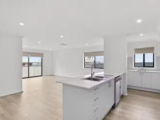 Cozy 25 Soderstrom Street, Lucas, VIC 3350