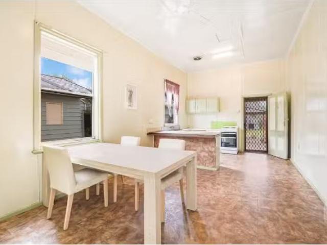 Cheap 26 Veda Street, Hamilton House for rent Listed by Emma.
