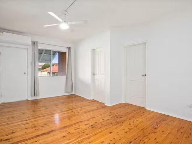 Charming 2/6 Kemblawarra Road, Warrawong, NSW 2502