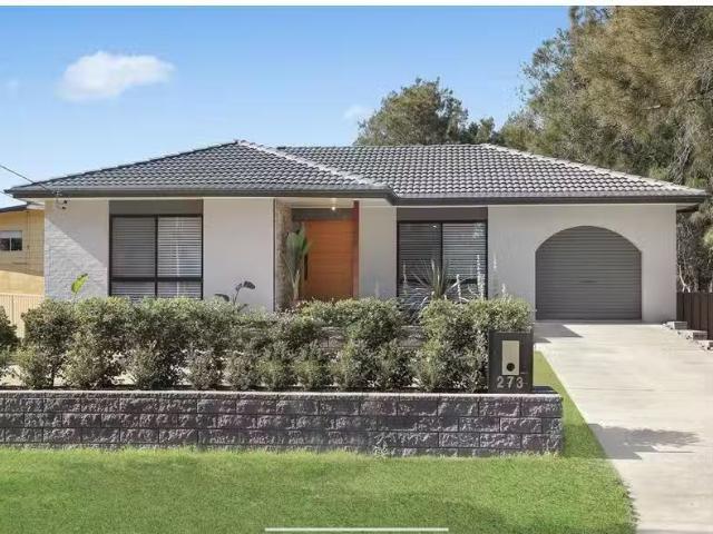 Charming 273 Lakedge Avenue, Berkeley Vale House for rent Lis.