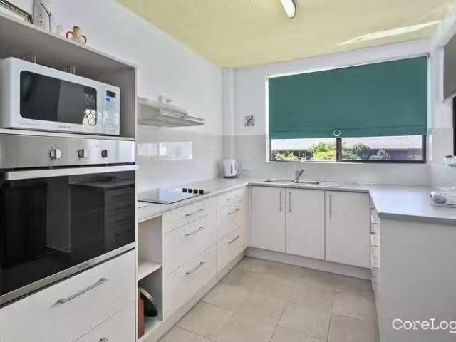 Cozy 2/88 Akonna Street, Wynnum, QLD 4178