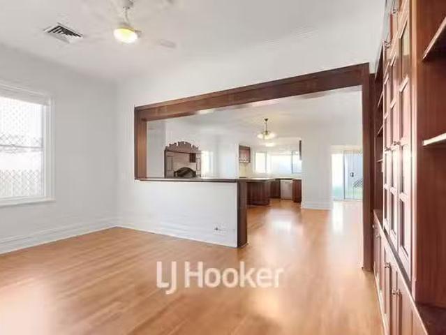 Cozy 28 Zoe Street, Bunbury, WA 6230