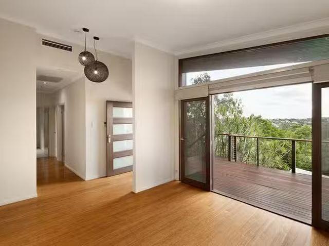 Cozy 28 Casuarina Street, Seventeen Mile Rocks, QLD 4073
