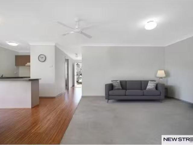 Charming 28 Civic Avenue, Caves Beach Apartment for rent List.