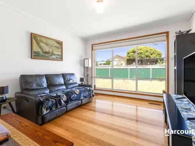 Unique 28 Coxon Parade, North Geelong, VIC 3215 House for Rent