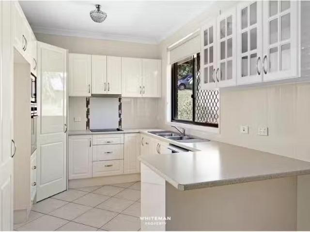 Unique 29 Hopetoun Street, Forresters Beach House for rent Li.